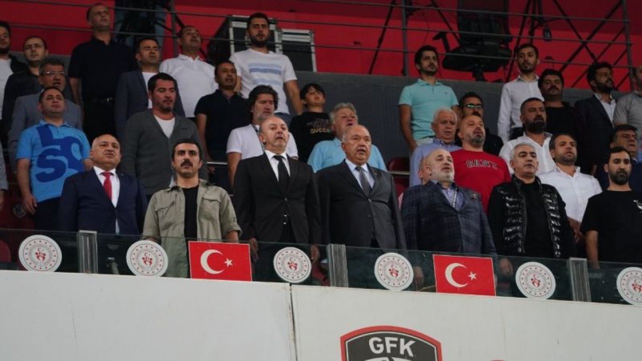 Büyükekşi ve Özmen tribündeydi