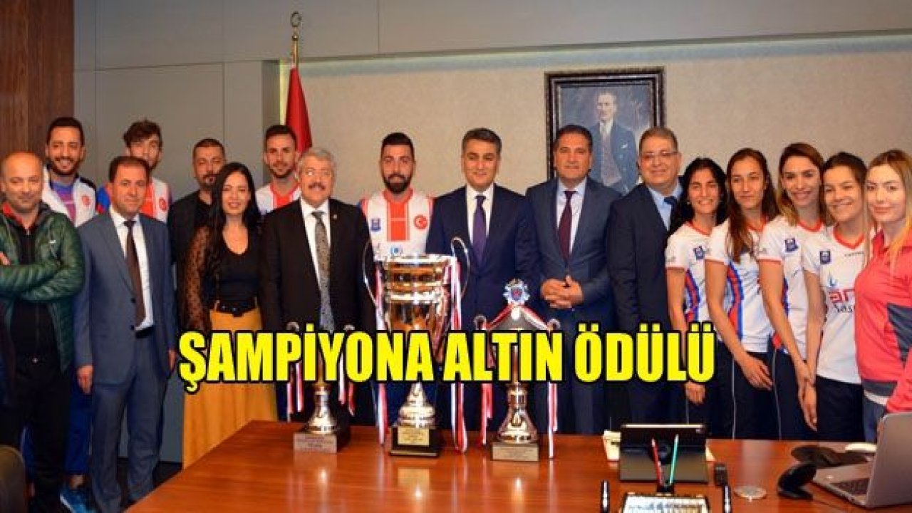 Başarılı hokeycilere altın ödülü