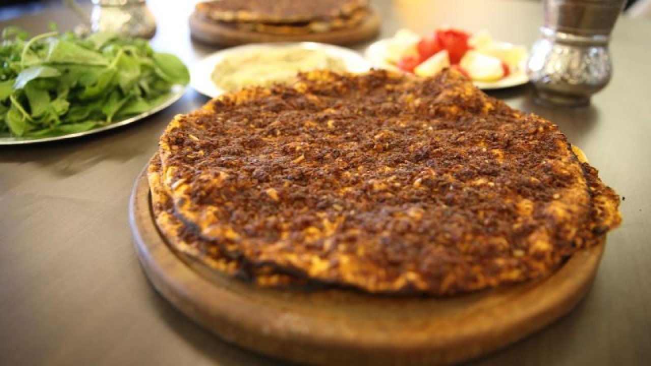 Gaziantep ve Şanlıurfa'nın paylaşamadığı tescilli lezzet: Lahmacun... Antep Lahmacunu mu lezzetli, Urfa Lahmacunu mu?