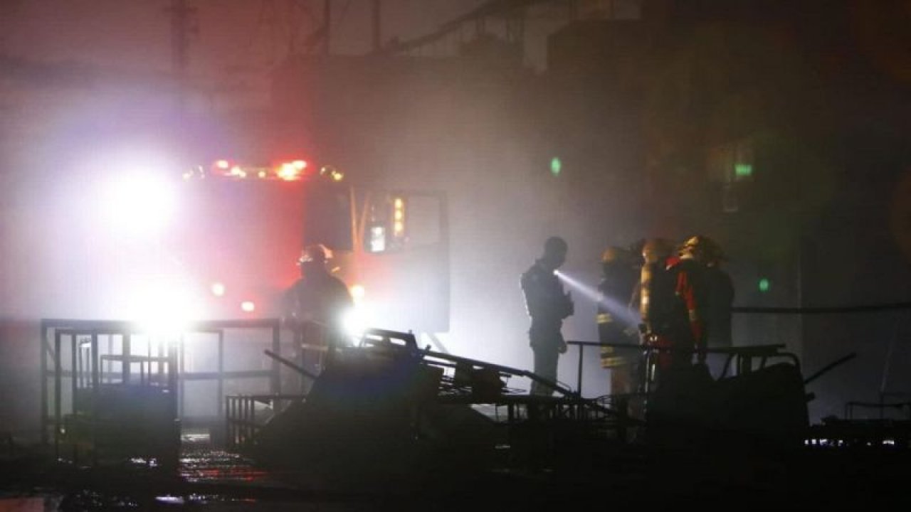 Trenle çarpışan akaryakıt tankeri patladı