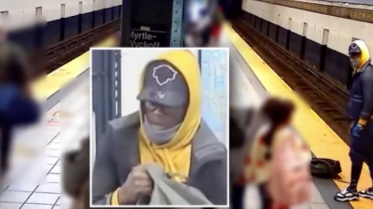 Bir kişi tren bekleyen yolcuyu rayları itti