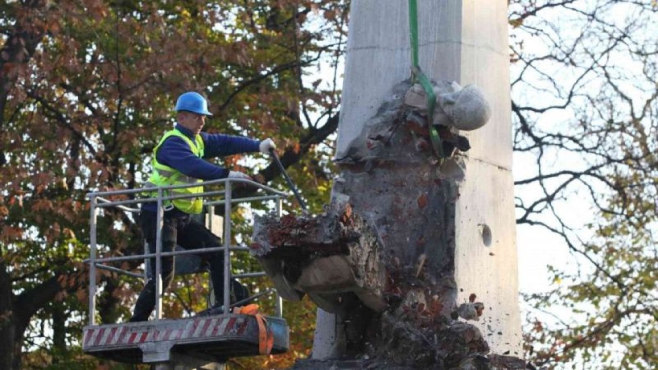 Polonya’da Sovyet döneminden kalma anıtlar yıkıldı