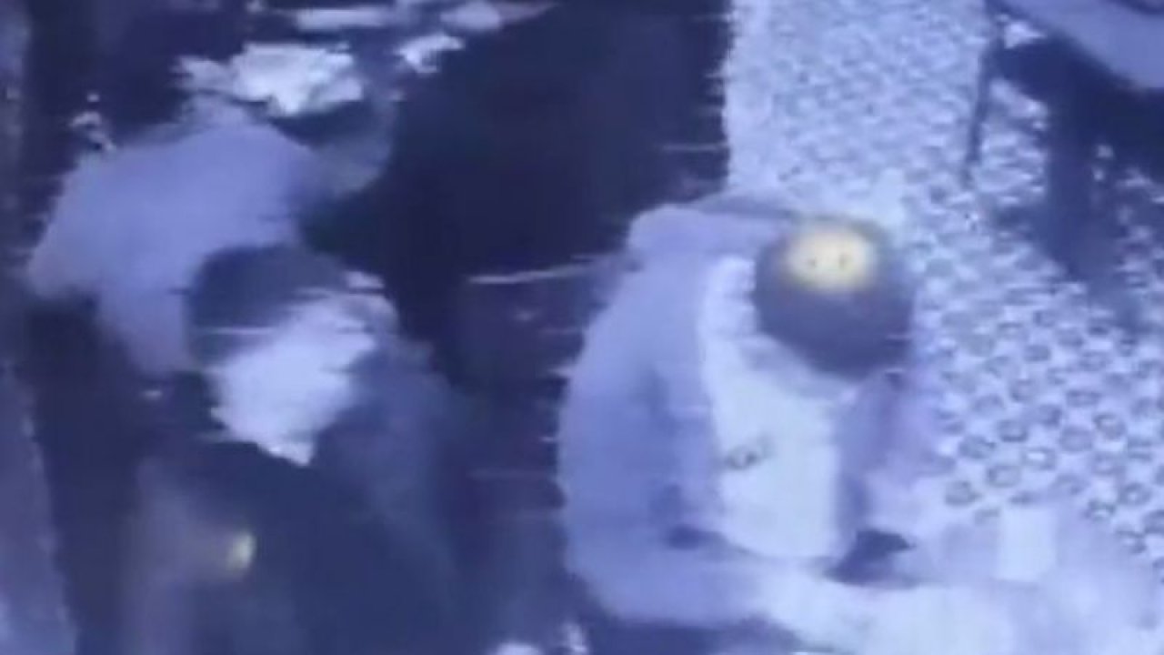 Lokantada tartışan müşteriler 16 yaşındaki garson Nihat Demir'in kafasına sıktı... Görgü tanığı, “Mermi kardeşimize isabet etmeseydi, 3 yaşındaki bir bebeği vuracaktı” dedi....SALDIRI ANLARI