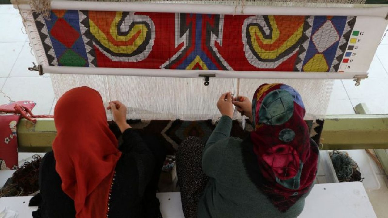 Gaziantepli Kadınların Dokuduğu Halıları JAPON'ya Konuşuyor...Gaziantepli kadınların dokuduğu halılar Japon evlerini süslüyor