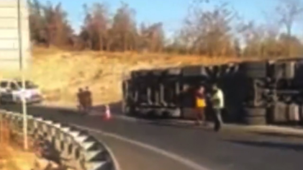 Gaziantep Kaza...Gaziantep Otobanında Tır Kazası... Virajı alamayan tır devridi! Video Haber