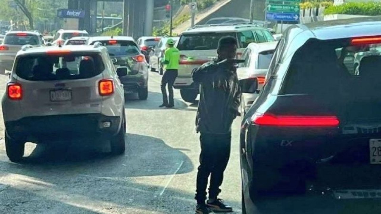Silahlı bir adam trafikteki araçları soydu