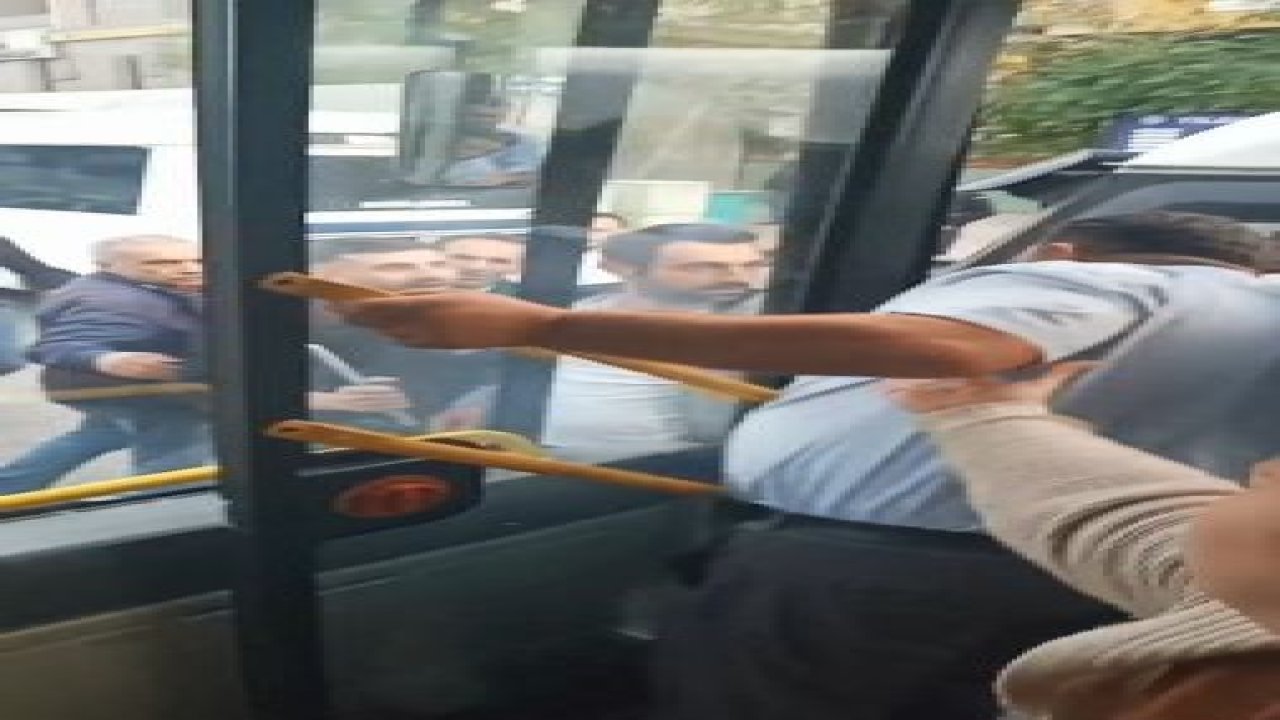 Belediye otobüsü ile minibüs sürücüsü  arasında Yol verme kavgası kamerada
