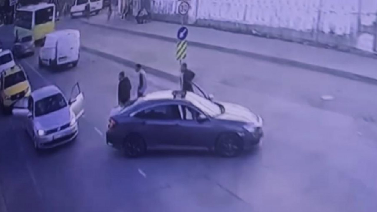 Yol verme kavgası cinayetle bitti: “Beni nasıl tanımazsınız” diyerek yanlışlıkla yanındaki kişiyi öldürdü, 1 kişiyi de ağır yaraladı...İşte O Anlar