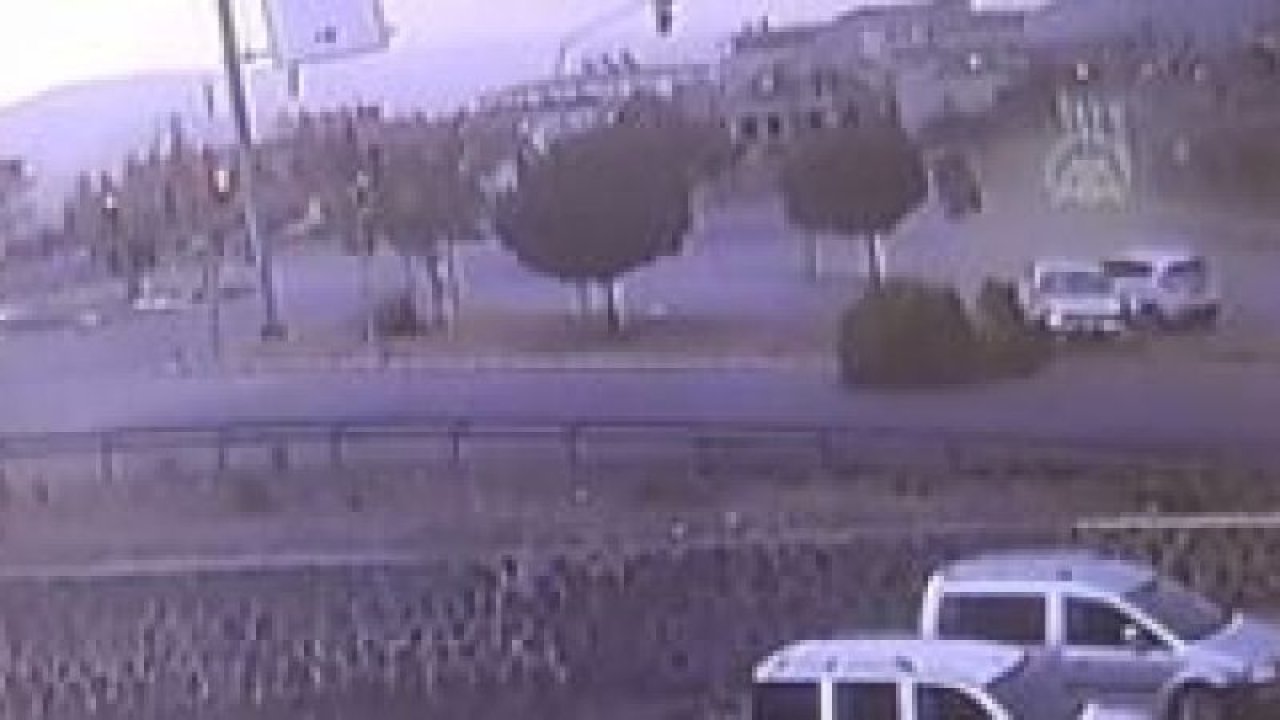 Gaziantep'te EHLİYET sınavlarında sorulacak ÖRNEK KAZA!  Gaziantep'te kontrolden çıkan otomobil ağaçlara çarparak durabildi. TIKLA İZLE