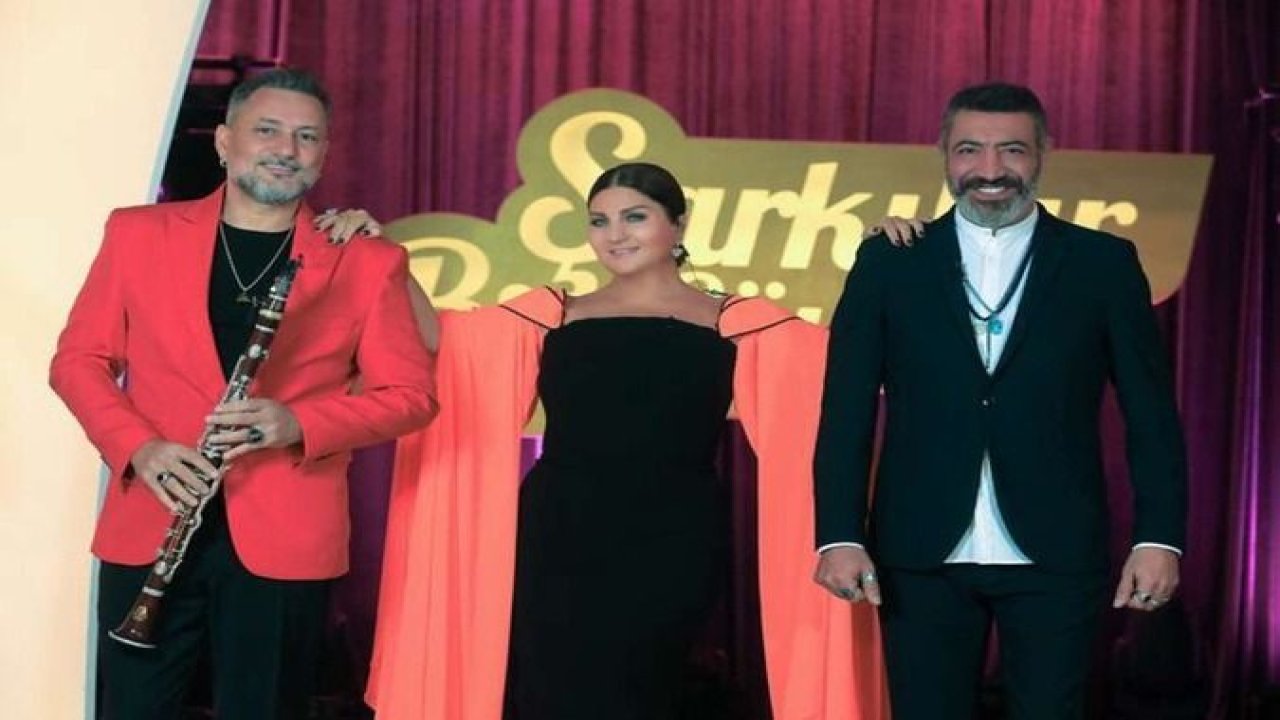 Sibel Can, Hakan Altun ve Hüsnü Şenlendirici’yi buluşturan Şarkılar Bizi Söyler’in yeni hafta konukları merak ediliyor.Şarkılar Bizi Söyler konukları 12 Kasım 2022… Şarkılar Bizi Söyler bu haftaki konukları kim?