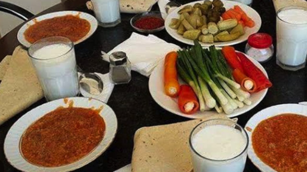 Antep yöresinin ağız sulandıran 'SİMİT AŞI '....  Bu tarif hem ekonomik, hemde pratik! İşte yiyenlerin nasıl yaptın diye sorduğu ve 15 dakikada hazırlayacağınız simit aşı tarifi