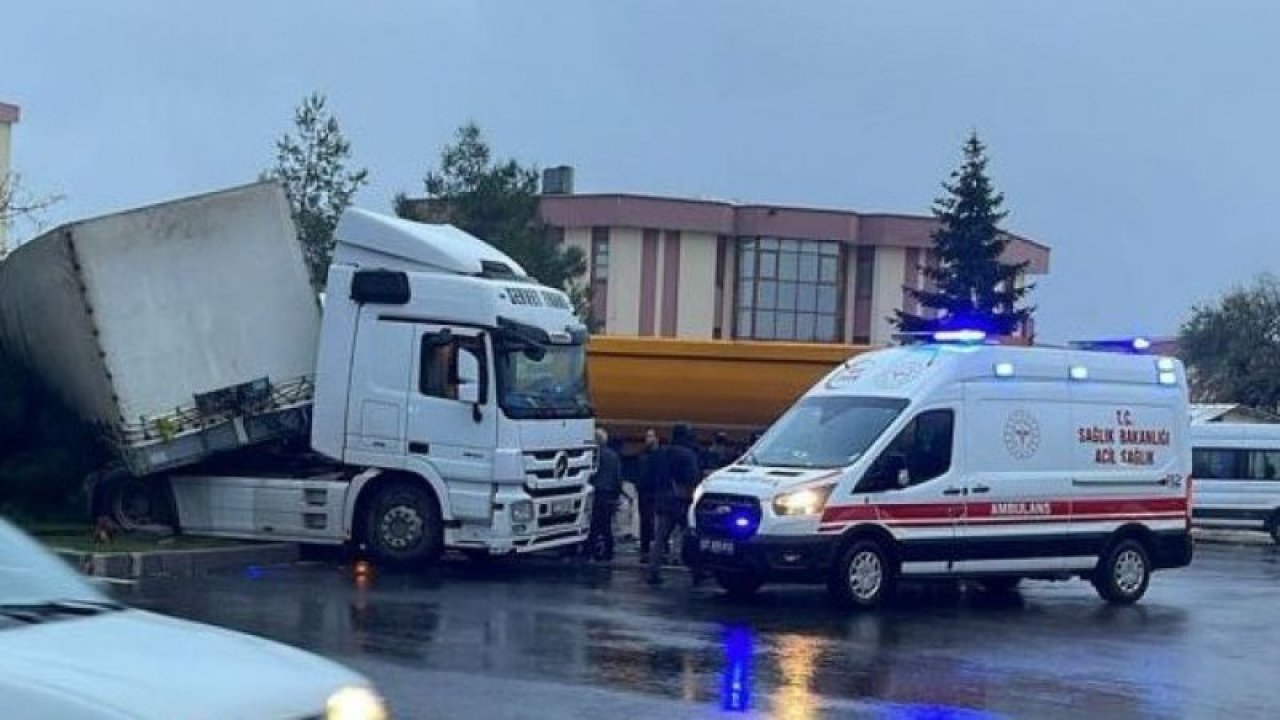 Gaziantep Kaza! Gaziantep’te TIR az daha faciaya neden oluyordu... Refüjü aşan TIR karşı şeride geçti! Kamyon  ile tır çarpıştı... Video Haber