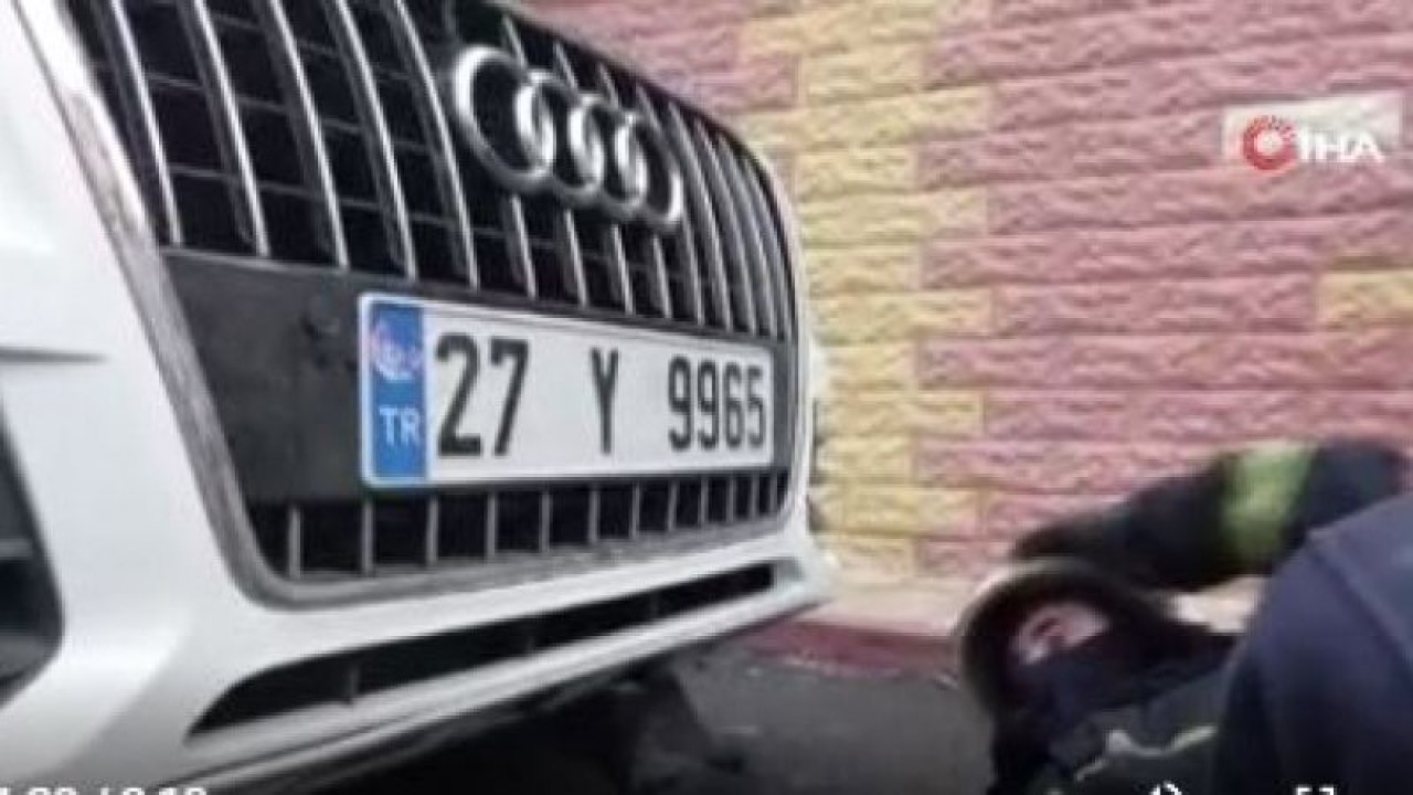 Gaziantep'te İtfaiyeciler Lüks otomobilde sıkışan kedi için seferber oldu... İŞTE O ANLAR