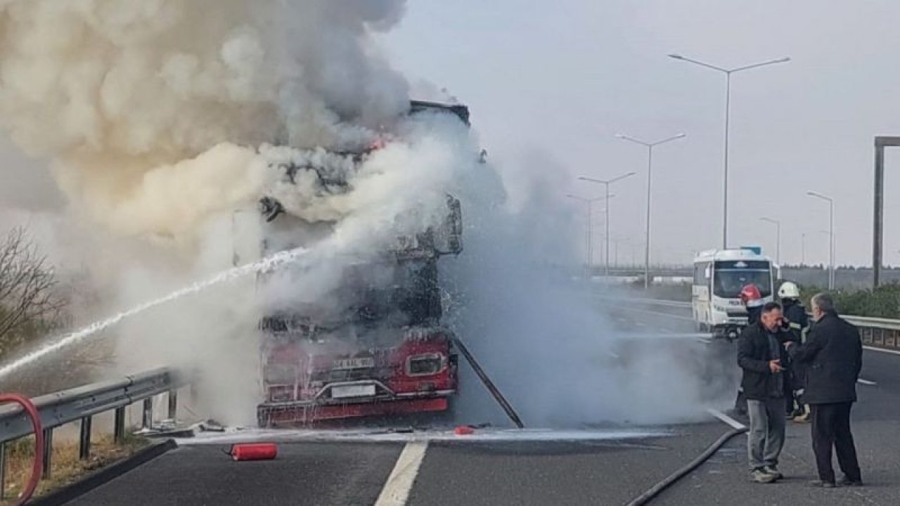 Gaziantep-Şanlıurfa otobanında Seyir halinde alev alan tır kül oldu... Video Haber