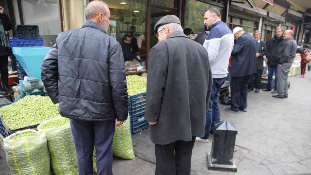 Gaziantep’te yeşil zeytin tezgaha indi... Gaziantep'te zeytinin kilosu 18 liradan başlayıp 35 liraya kadar çıkıyor