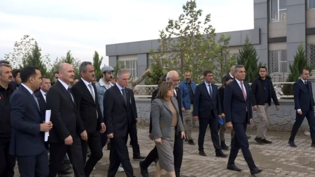 Bakan Soylu ve Bakan Özer Gaziantep'te roketli saldırının gerçekleştiği bölgede inceleme yaptı
