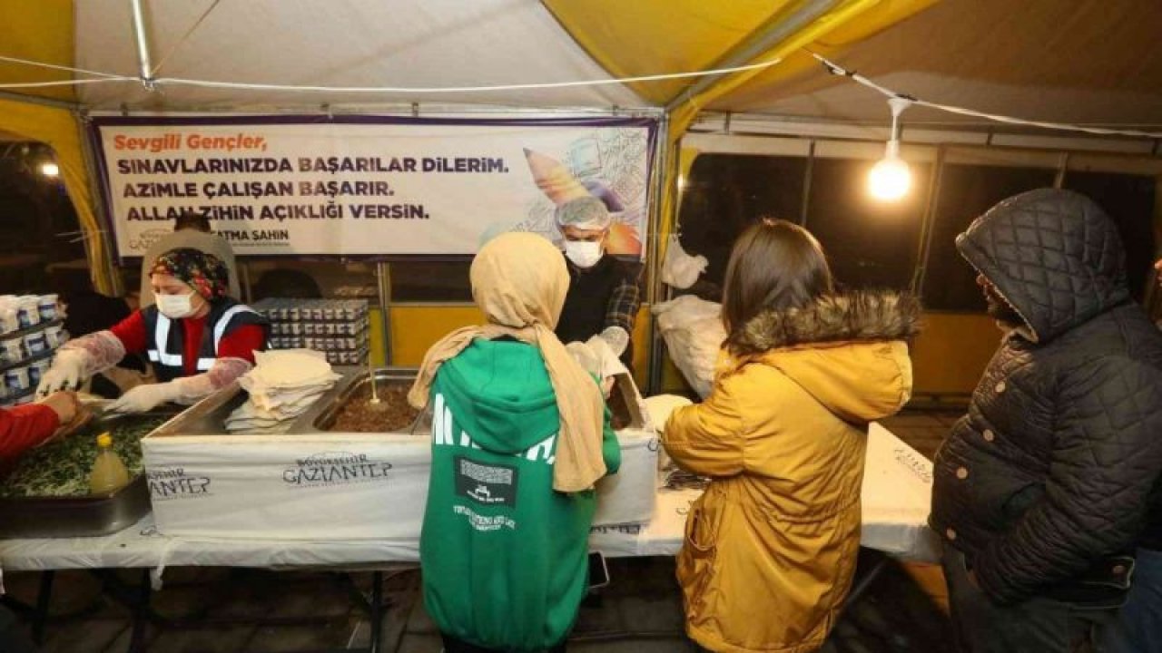 Üniversite öğrencilerine sınav döneminde yemek ikramı