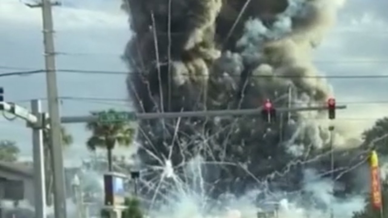 Araç havai fişek dükkanına daldı, yangın çıktı