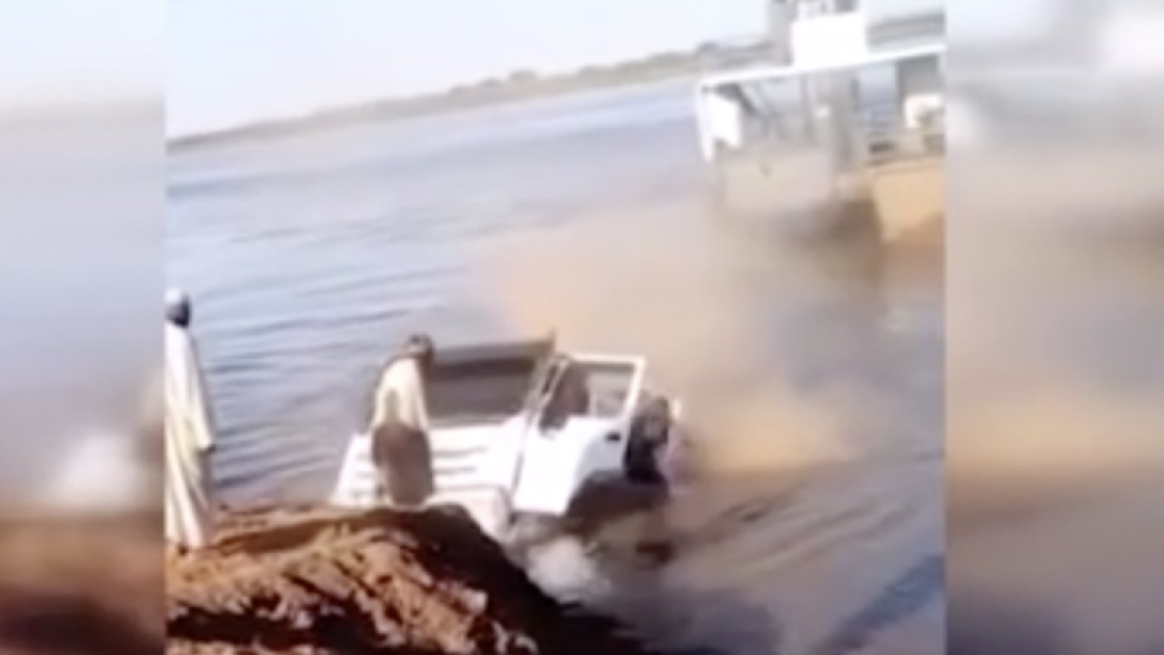 Devrilen kamyondan atlayan sürücü ölümden döndü