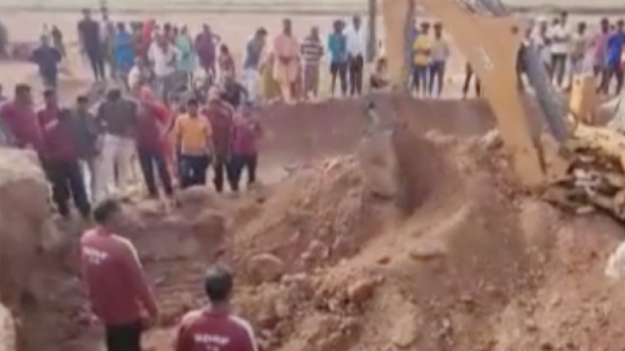 Hindistan’da kil madeni çöktü: 7 ölü