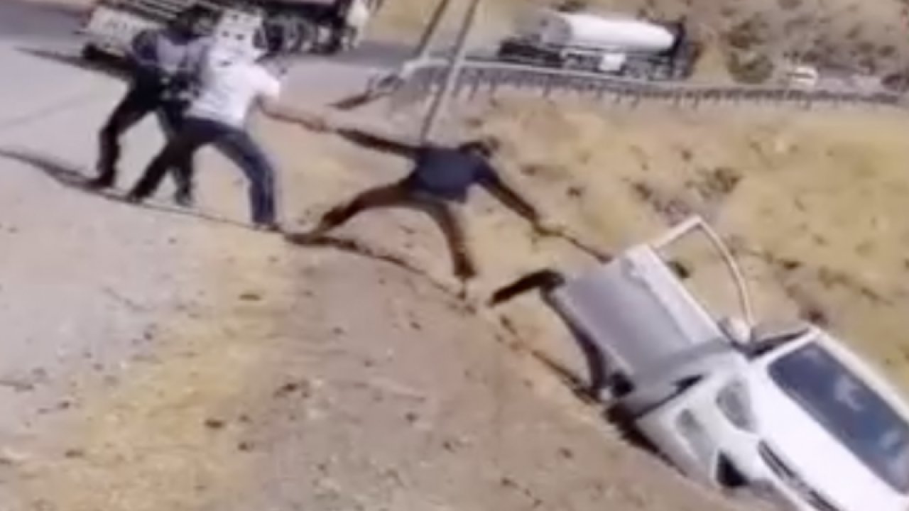 Uçuruma sürüklenen araçtan insan zinciriyle kurtuldu