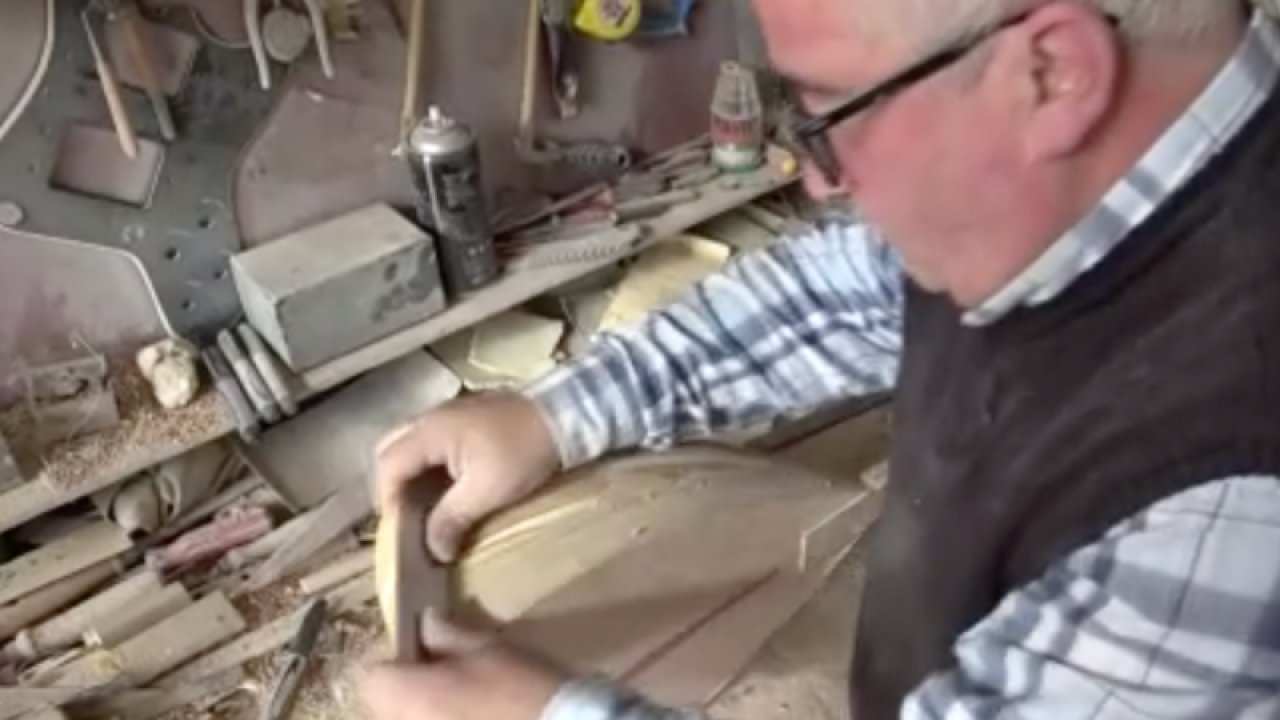 Çalmayı bilmediği bağlamanın ustası oldu