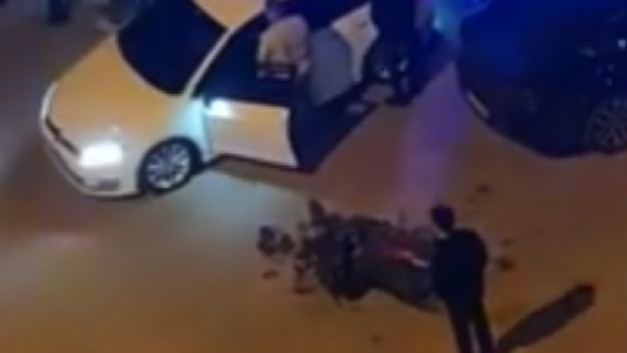 Gaziantep'te minibüsün çarptığı moto-kurye ağır yaralandı! Kaza sonrası olay yerinden kaçan minibüs sürücüsüne vatandaşlar tepki gösterip minibüsü devirip camlarını kırdı. VİDEO HABER