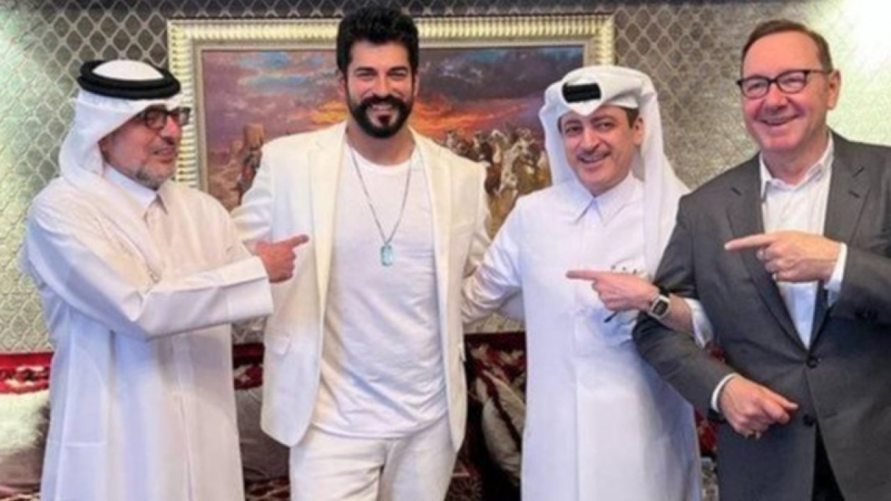 Burak Özçivit Tepkilere Dayanamadı... O Paylaşımını Sildi!