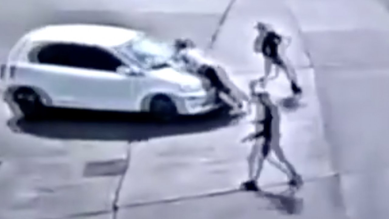 Trafik polisi, dur ihtarına uymayan aracın kaputunda 4 kilometre gitti