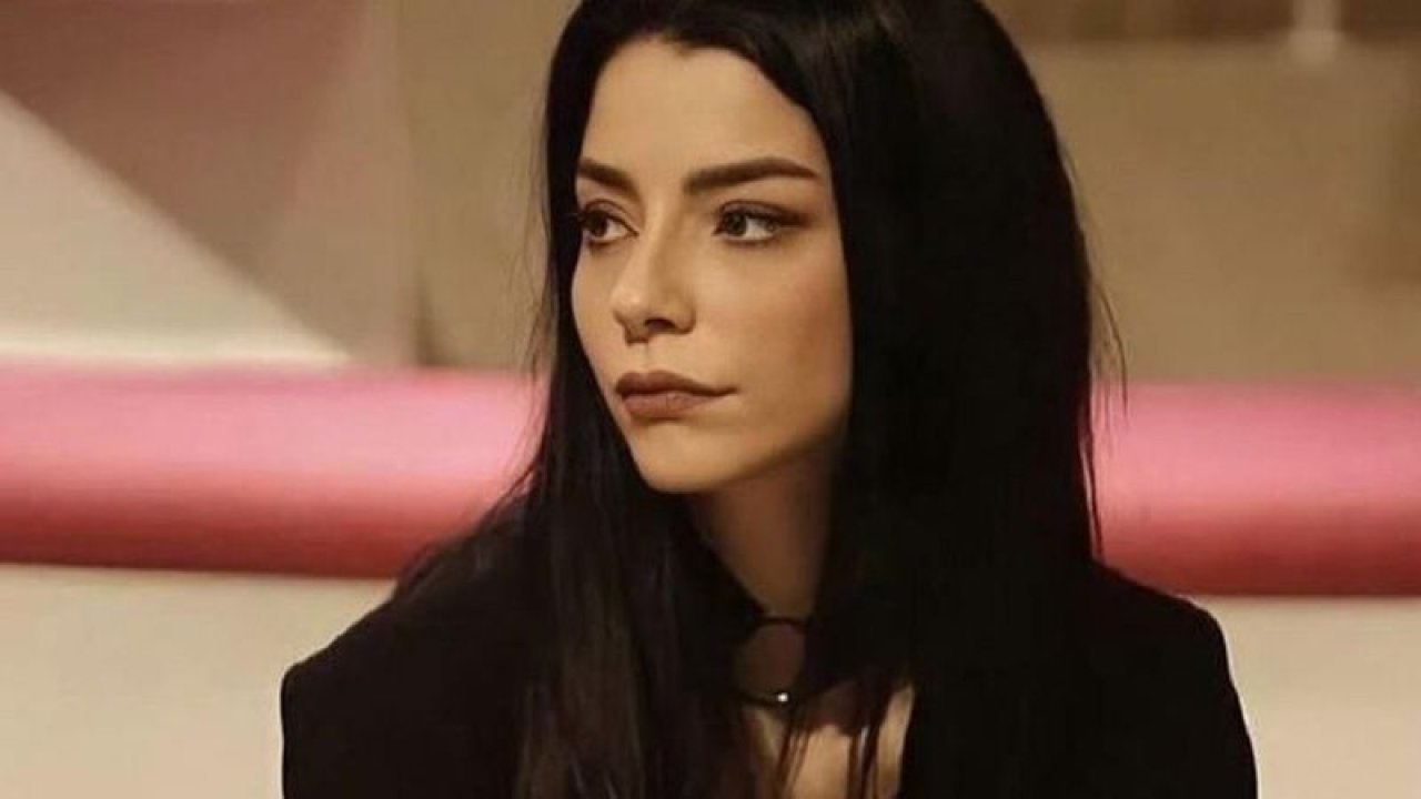 Merve Boluğur'un hiç beklenmedik hareketi herkesi şoke etti! Elindeki şişe ile AVM'nin her yerini gezdi! Tanımadığı birinin masasına bile oturdu!