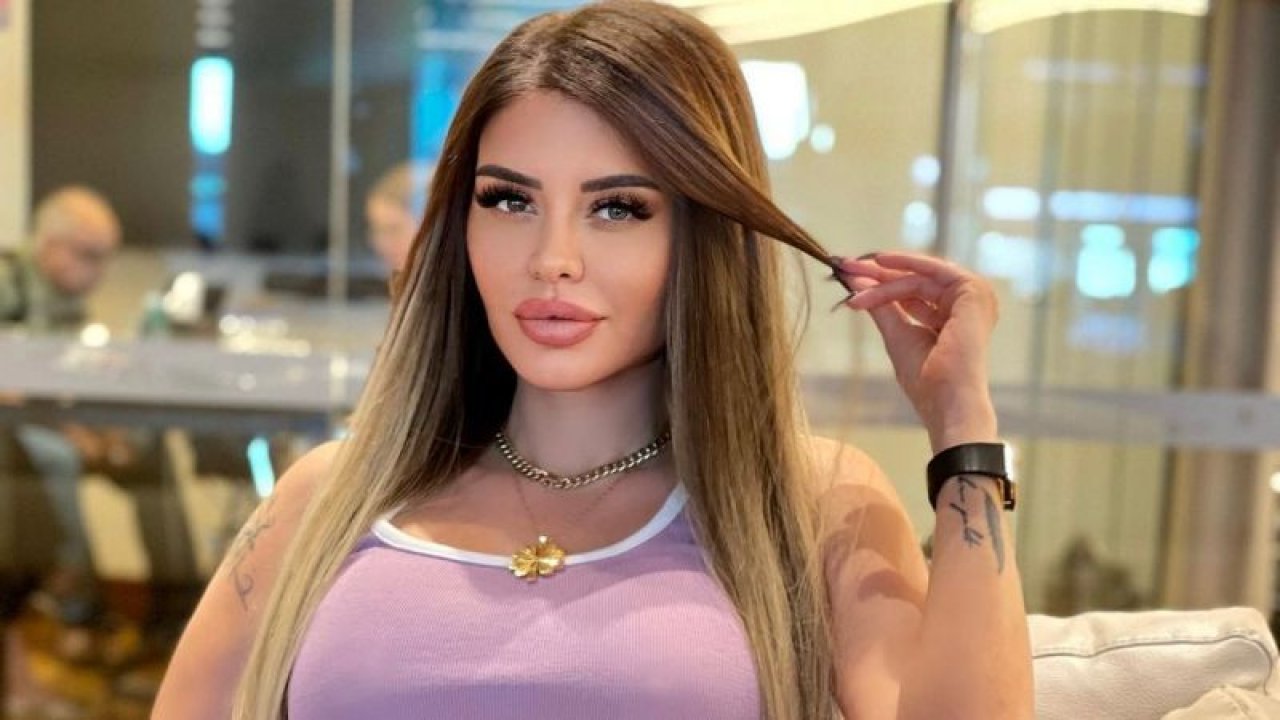 Ankara’nın Soğuğu Ebru Polat’ı Epey Zorladı! Montun Fermuarını Önce Boğazına Kadar Çekti; Sonra Göbeğine Kadar İndirdi! Neler Oluyor?