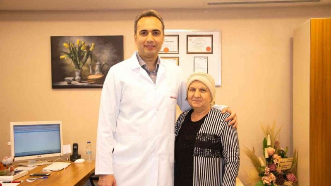 67 yaşında gözlüklerinden kurtuldu