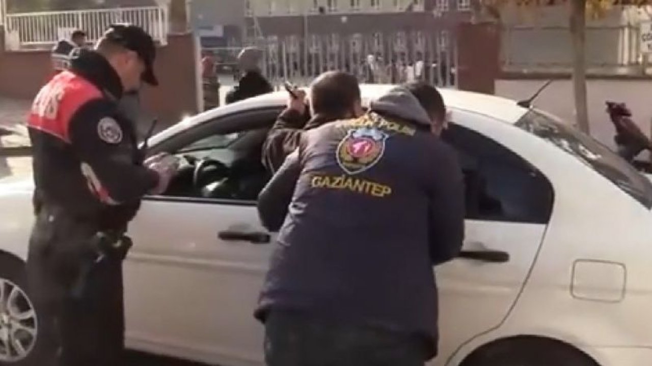 Gaziantep Emniyet Müdürlüğüne bağlı Asayiş Şube Müdürlüğü ekipleri okul çevrelerinde şok denetimler yaptı