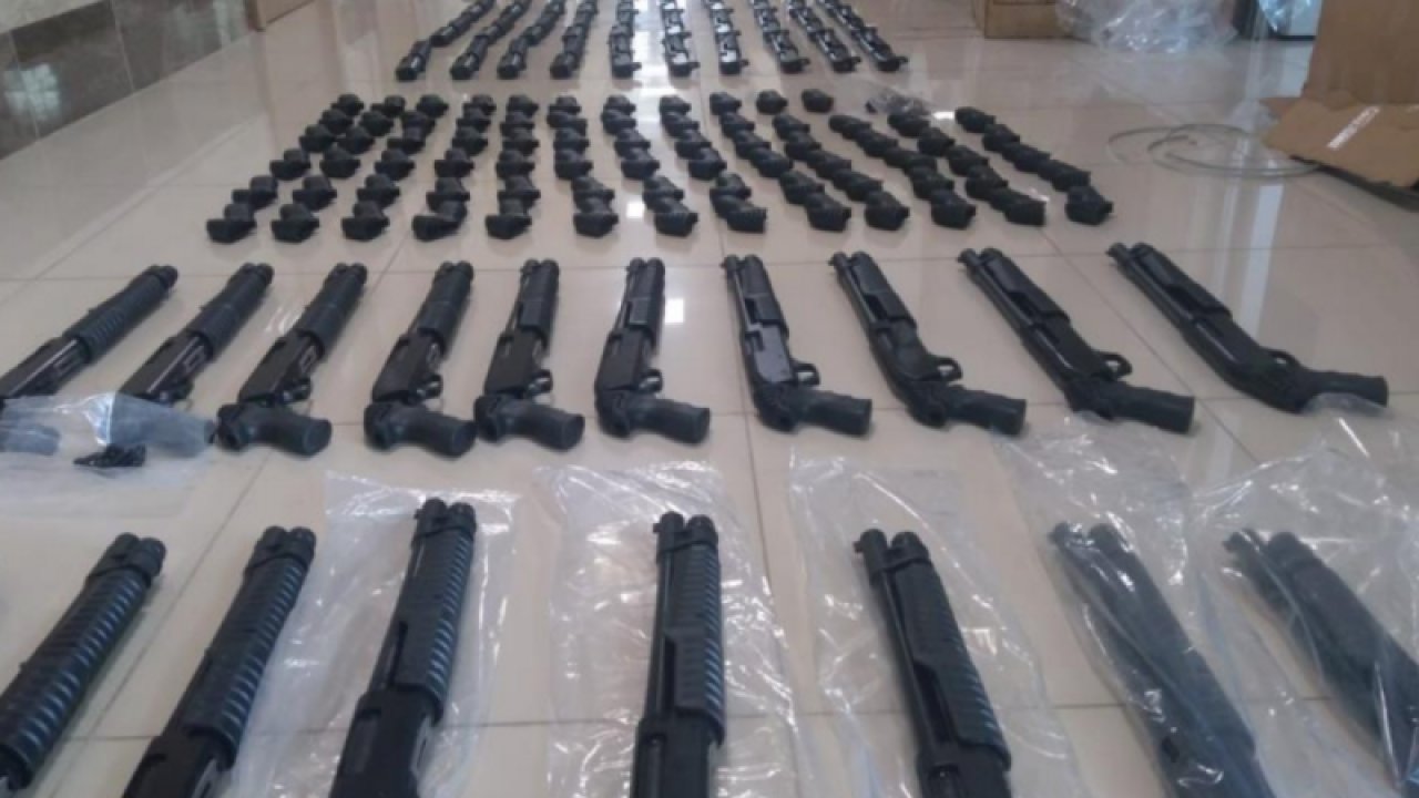 Gaziantep'e de Gönderilecekti! 119 adet ruhsatsız tüfek, 96 adet pompalı tüfek dipçiği ve 97 adet tefek dipçik vidası ele geçirdi.