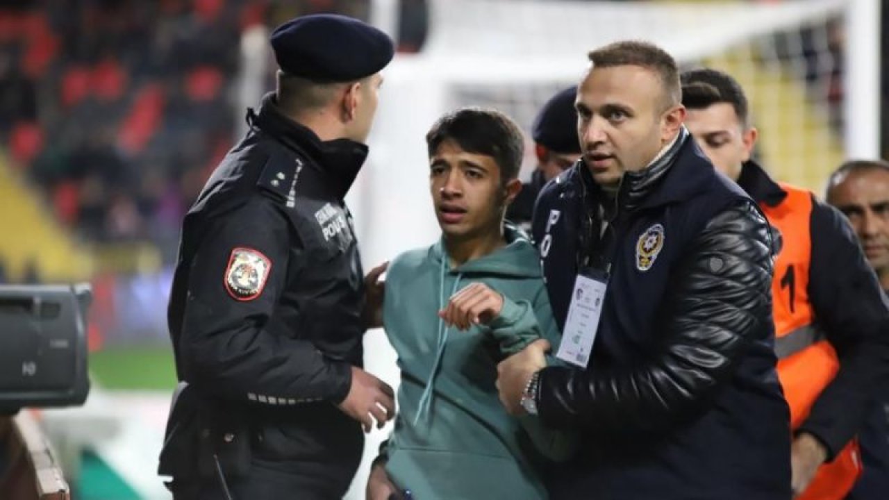 Beşiktaş maçında ilginç olay! Sahaya inen genç taraftar Günay’a koştu