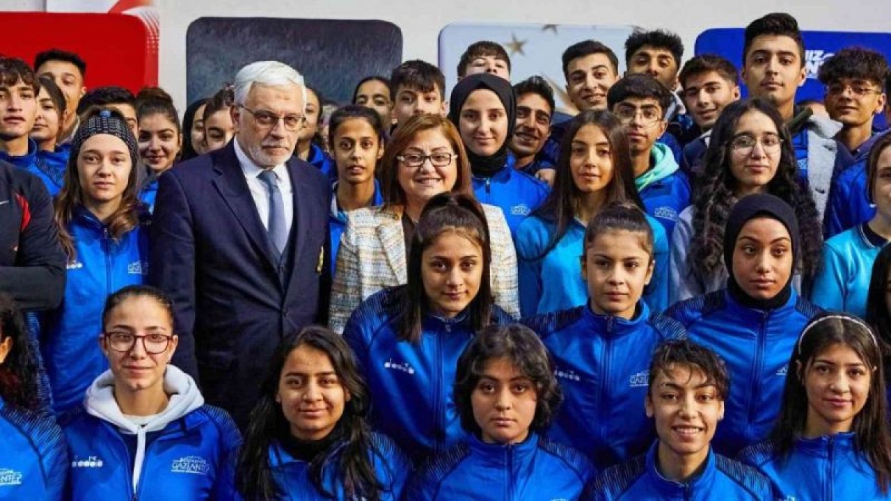 Gaziantep Büyükşehir Belediyesi'nden lise öğrencilerine eşofman takımı
