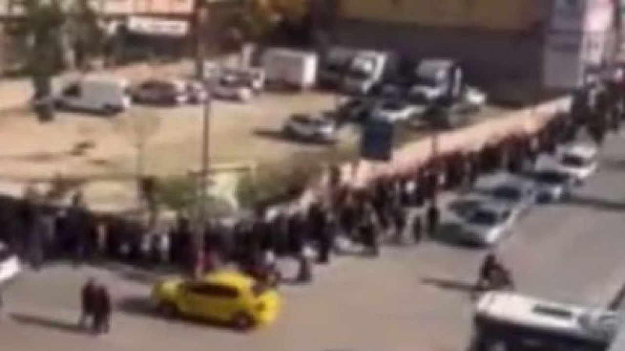 Gaziantep'te Mağaza İndirim Çeki Dağıttı! Yüzlerce Metrelik Kuyruk Oluştu...İşte O Görüntüler