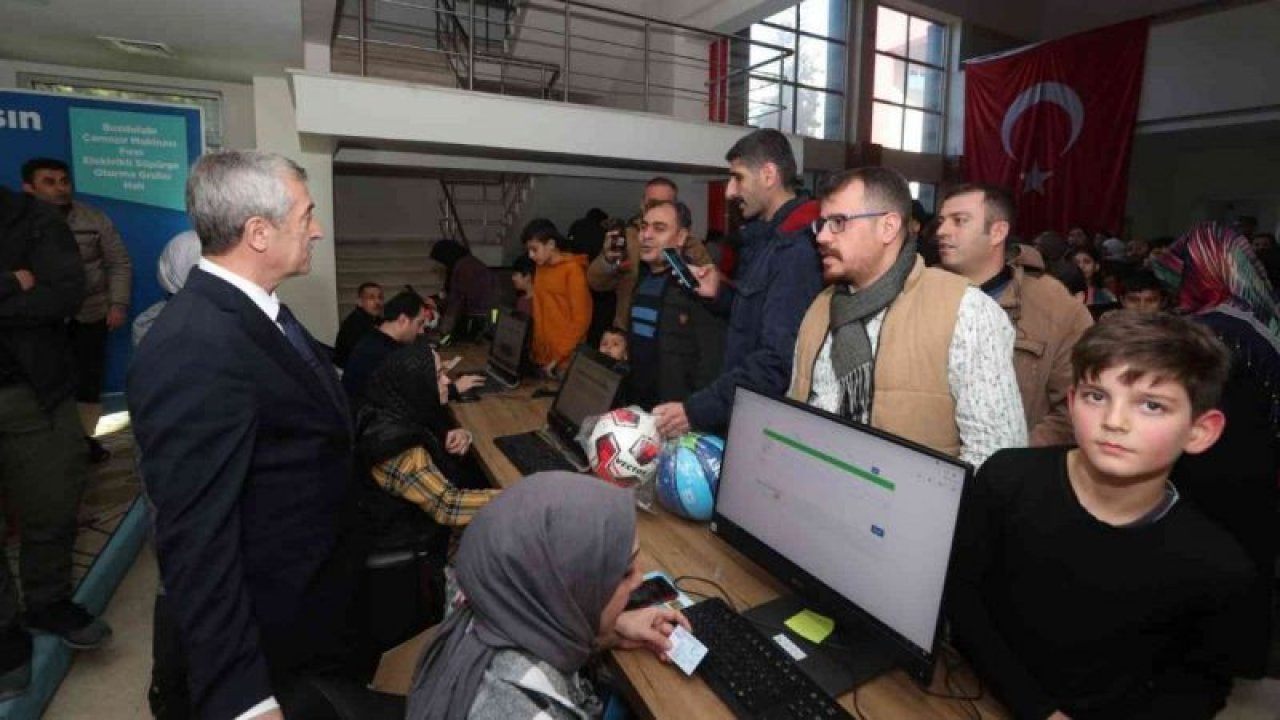 Başkan Tahmazoğlu 2023 yılının ilk hediyesini 5. 6. ve 7. sınıf öğrencilerine verdi