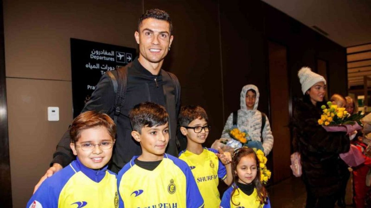 Cristiano Ronaldo, Suudi Arabistan'da , görkemli törenle Al Nassr’a imza attı