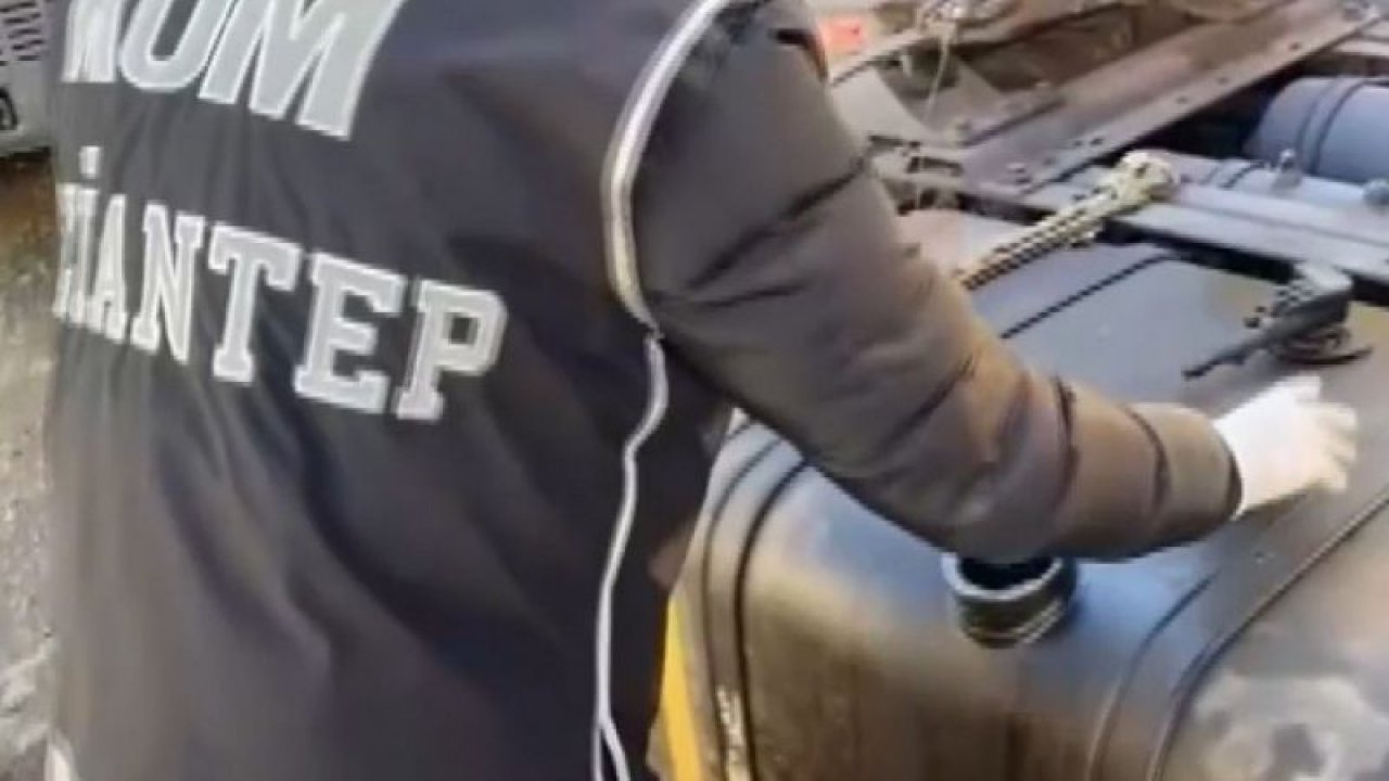 Gaziantep’te bir iş yeri ve 2 araçta yapılan aramalarda 2 bin 421 litre kaçak akaryakıt ele geçirildi
