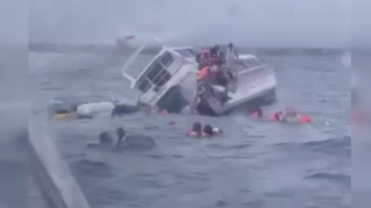 Turist teknesi battı, 34 kişi denize atladı