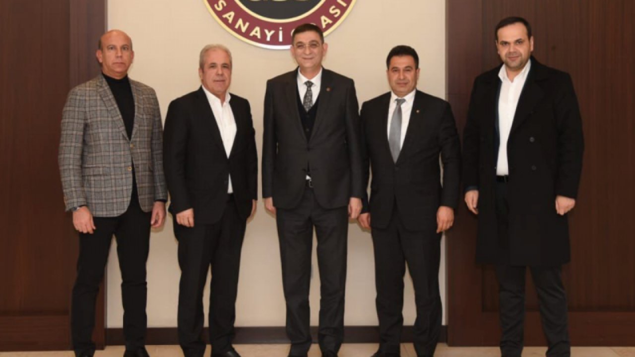 Sosyal Medyada Paylaşımlarıyla Türkiye Gündeminden Düşmeyen AK Parti MKYK Üyesi Şamil Tayyar Gaziantep'te Yaklaşan Seçim Öncesi Adeta 'SAHAYA İNDİ'