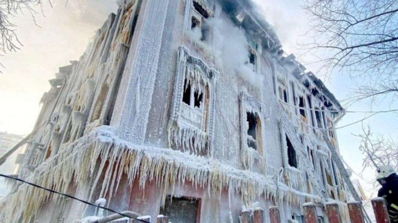 Rusya’da binada çıkan yangın söndürüldü, dış cephe dondu