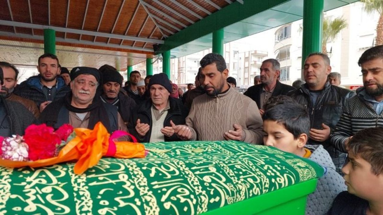 Gaziantep'te soba faciasında annesini kaybeden çocuktan duygulandıran veda: Annesine tabutunu öperek veda etti
