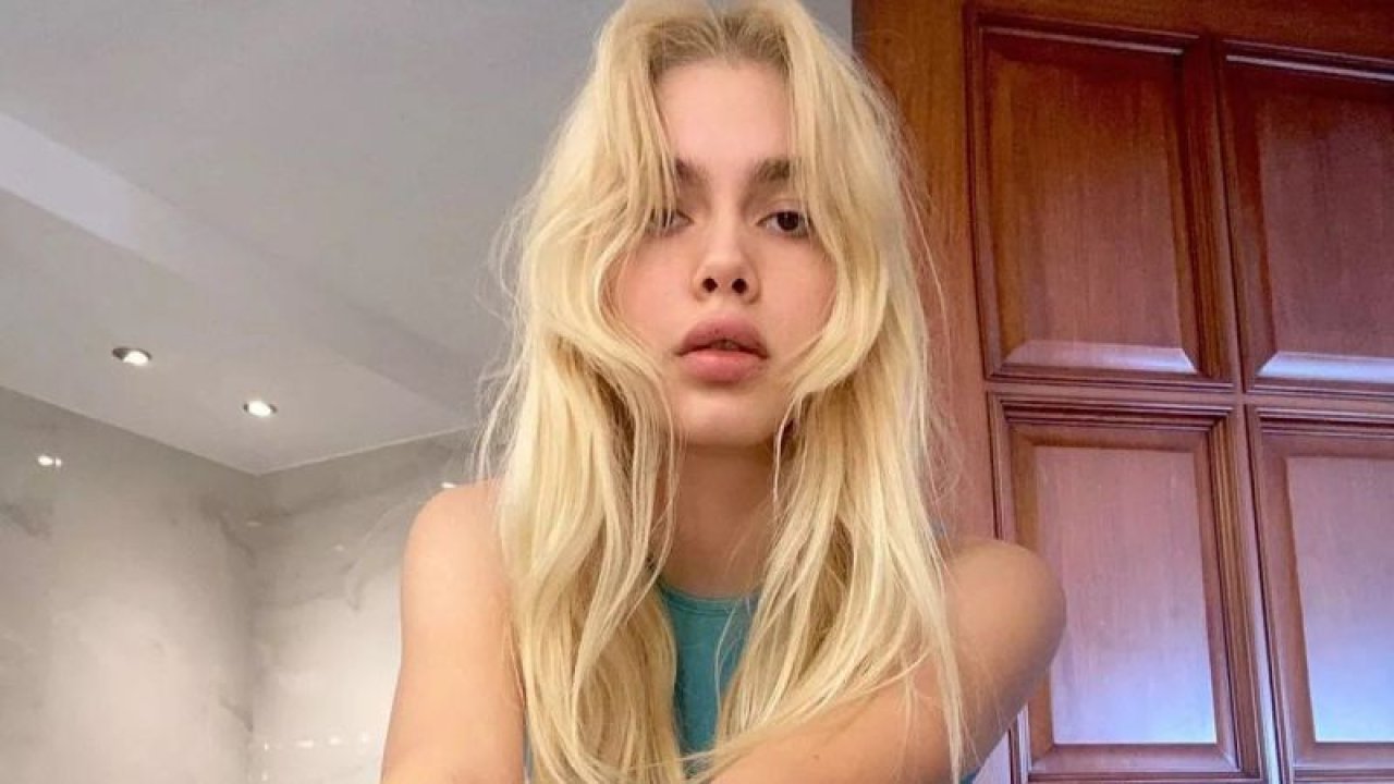 Sütyensiz poz veren Aleyna Tilki’nin oyuncakları tartışma yarattı