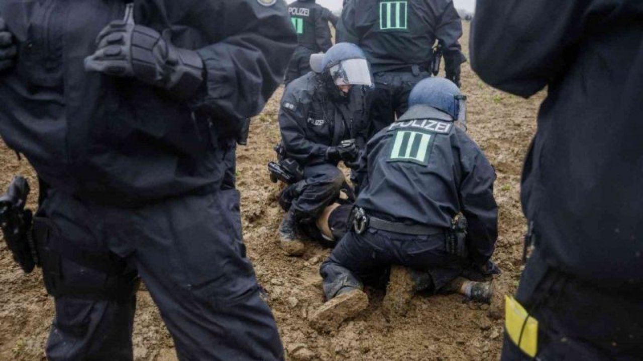 Alman polisine “çamur” engeli