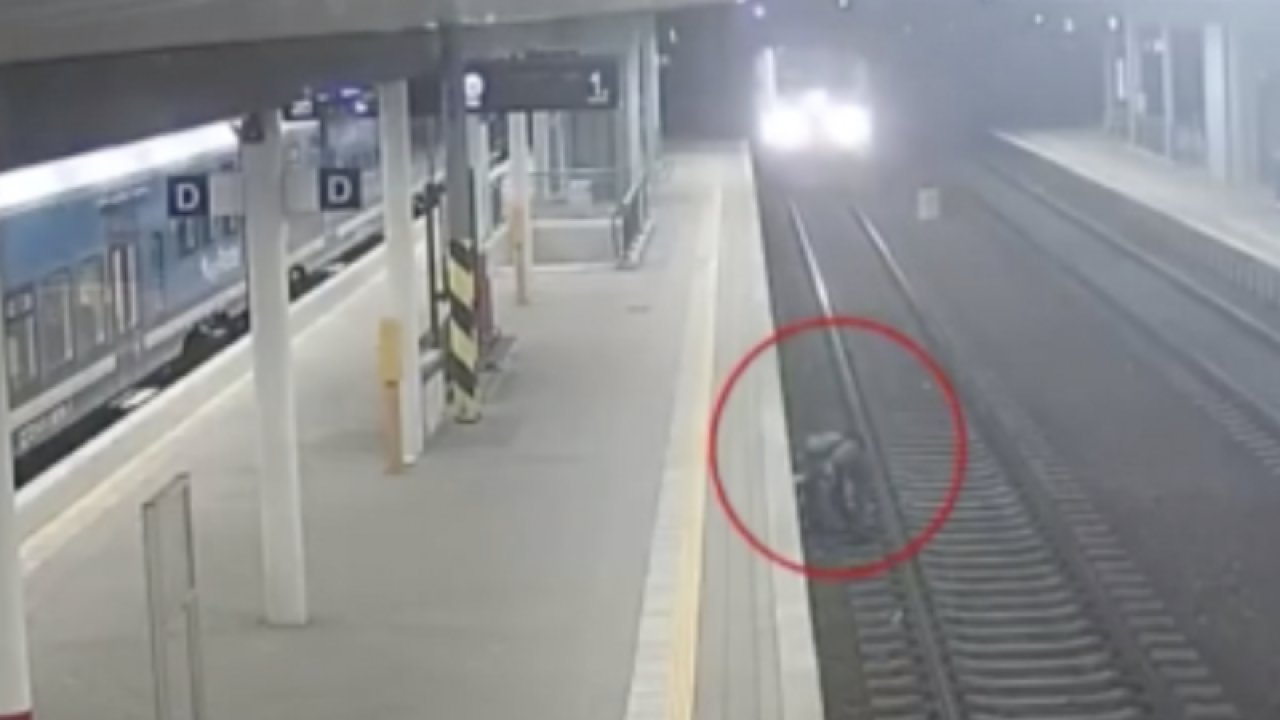 İzmarit toplamak için raylara indi, ölümden döndü