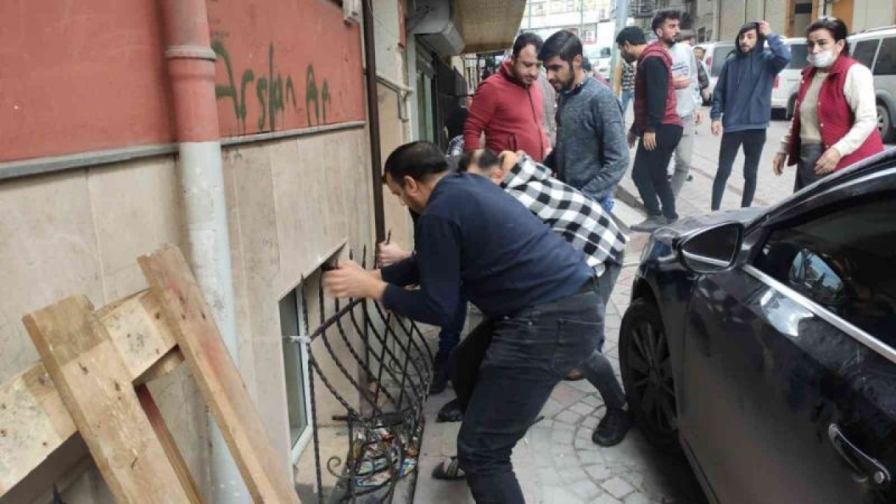 ANNE'nin  FERYADI! Çocuklarını yalnız bıraktığı evde yangın çıktığını gören anne sinir krizi geçirdi... İŞTE O ANLAR