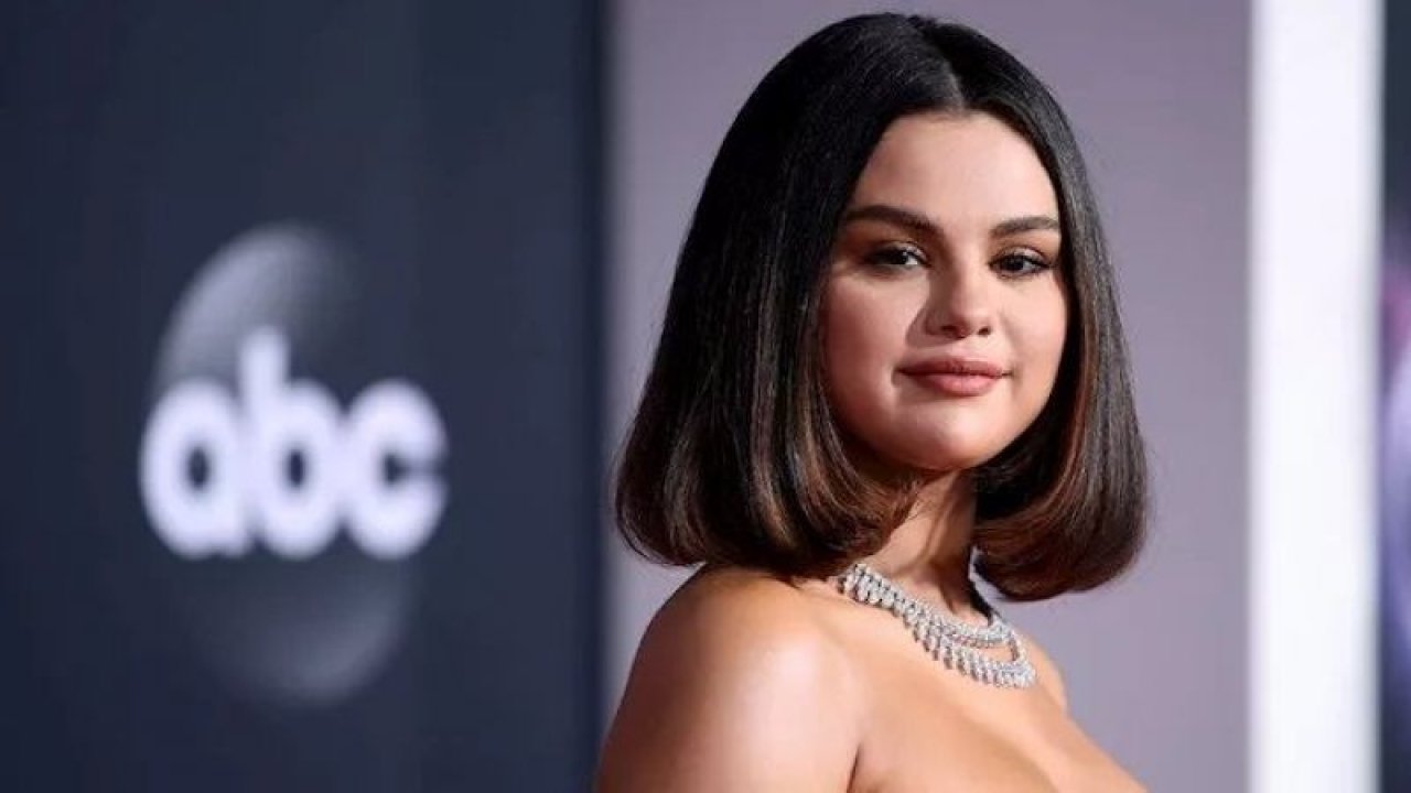 Otel odalarında grup seks itirafı çok konuşuldu! Selena Gomez’in hayranlarını kızdıran aşk gündemde