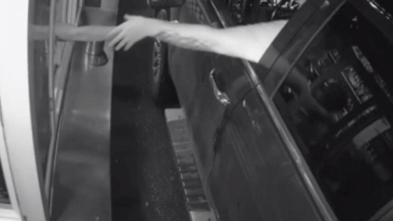 Camdan para uzatan baristayı kaçırmaya çalıştı